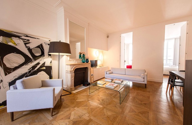 Exquisite Architect Designed 3BR apt for 6 with elevator in center Le Marais