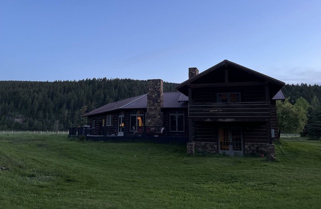 Exquisite Chalet Retreat: 13 Secluded Acres along the Prestigious Snake River