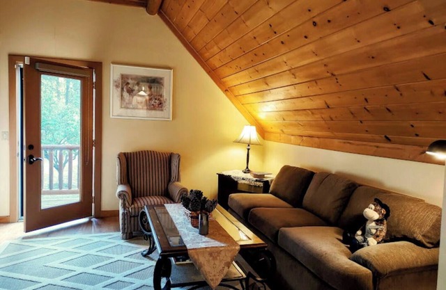 Exquisite Log Cabin ~ WiFi & AC in Mountain Center near Idyllwild & Palm Springs