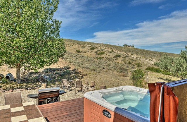 Exquisite Log Home with Lander Valley Views!