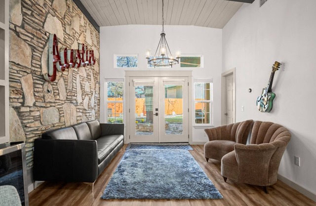 Exquisite modern retreat 2 blocks from Lake Austin & Nature