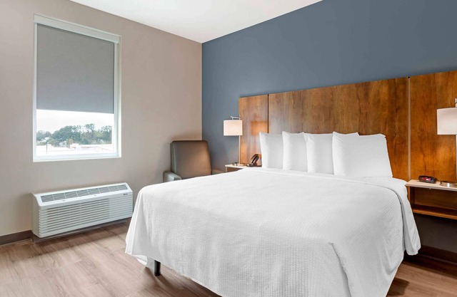 Extended Stay | 1 King Bed | Near Bradenton Center