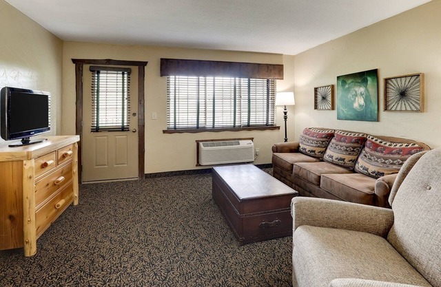 Extended Stay Queen Suite, Kitchenette, Living Area, Stoney Creek