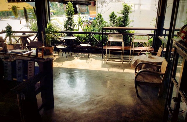 EZ House & Cafe