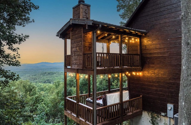 Fab-VIEW-lous 4-bdrm cabin w/Hottub, LUX theater, outdoor fireplace & firepit