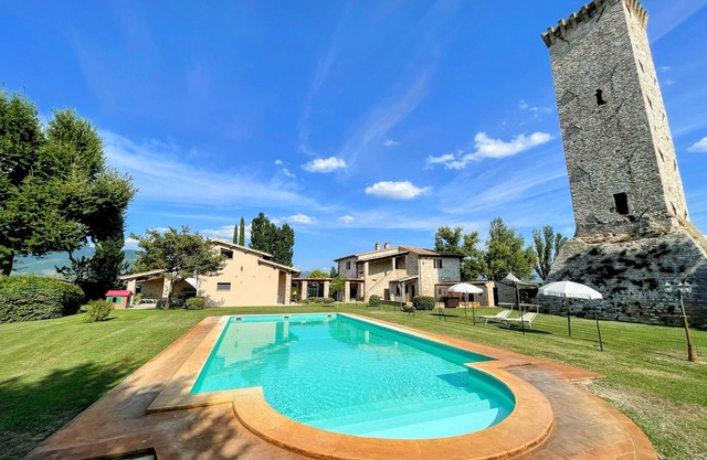 Fab villa with fenced pool, huge grounds, meditation park, child activity park