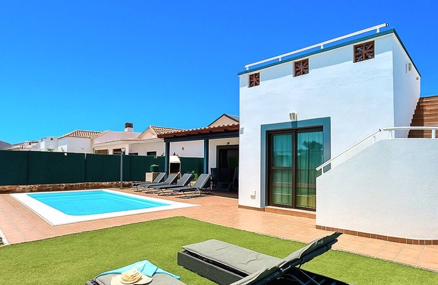 Fabulous 4 bedroom south facing villa, frontline golf course in Caleta de Fuste