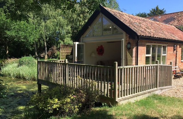 Fabulous boutique cottage for 2 people overlooking a large pond and gardens