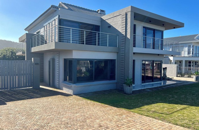 Fabulous four bedroom main house with WiFi in Sedgefield, near to the beach