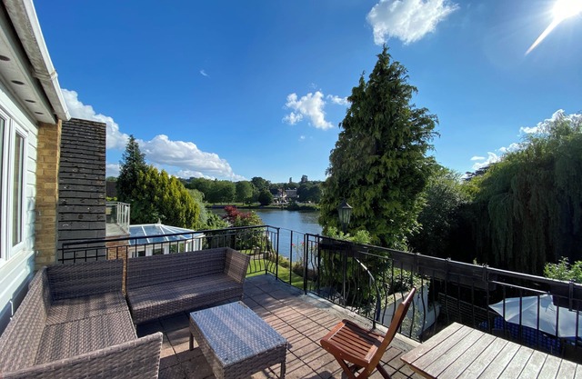 Fabulous house on the river Thames riverside, near Windsor, Heathrow and London