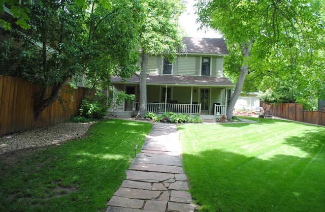 Fabulous LOCATION quiet setting steps to Pearln