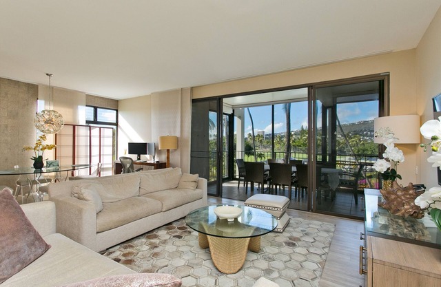 Fabulous, Renovated Large 3BR Condo on Kahala Beach