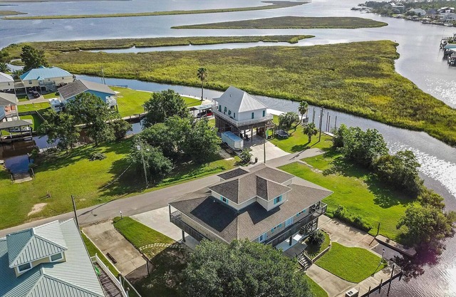 Fabulous Waterfront House with Boat Launch