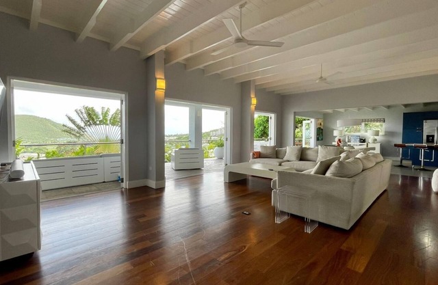 Fabulously Located 3-bed villa with large swimming pool in wonderful Frigate Bay