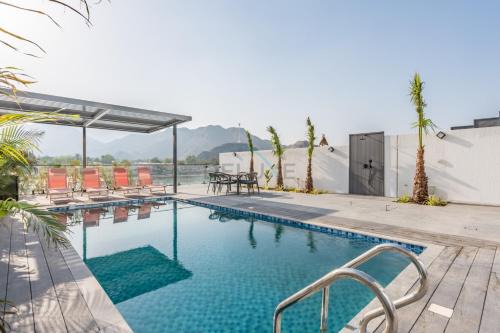 Facing the Sea and Mountains 4BR Villa with Assistant Room and Private Pool, Al Dana Island, Fujairah by Deluxe Holiday Homes