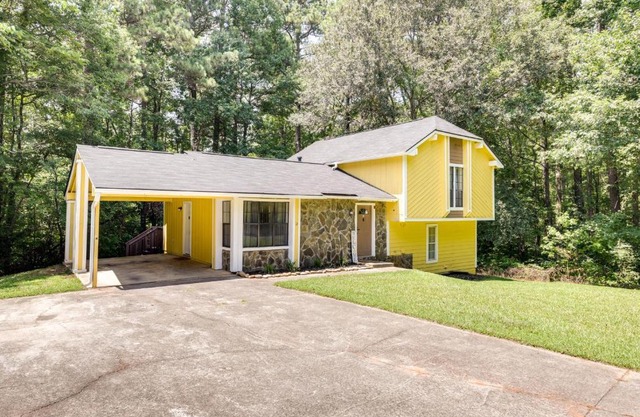 Fairburn Home with 2 Decks, Grill and Outdoor Dining!