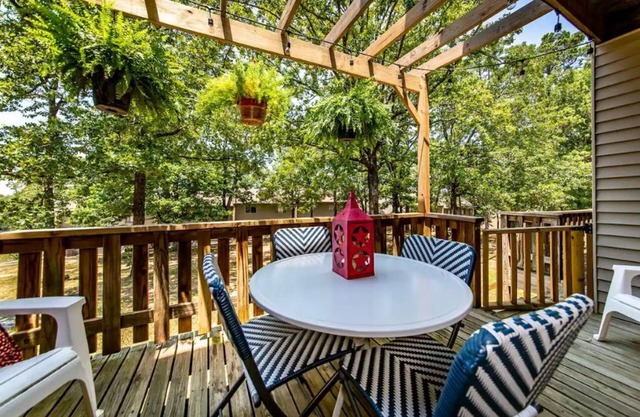 Fairfield Bay Gem w/pool access and 4 Mi to Lake.