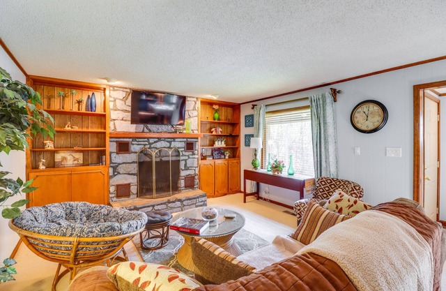 Fairfield Bay Getaway < 10 Mi to Boating & Hiking