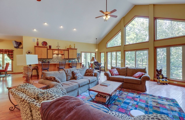 Fairfield Bay Retreat w/Fireplaces & Lake Access