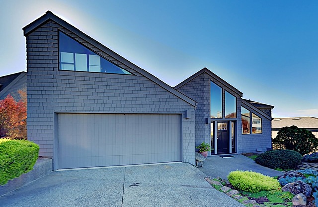 Fairview Grande | Bay Views, Sauna & Private Hot Tub | Walk to Beach & Golf