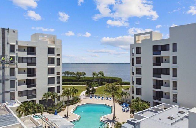 Fairway Bay - Luxury Beachfront Condo with Pool by Gulfcoast Holiday Homes