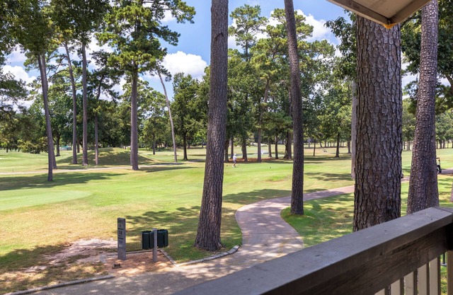 Fairway Escape! Golf view, Gym, Pool & Resort Amenities