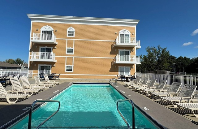Fall 2 nt min Perfect Location Condo Pools Walk to all Beach 1.5 blk