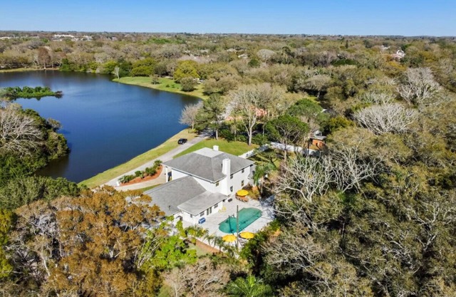 Fall Escape - Luxury Private 7BR Lakeside Villa with heated Pool, Putting Green