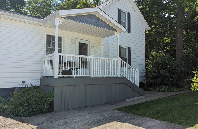 Fall get-aways. Walk to beach. Walk to town. Wonderful time to visit SJ!nnnn