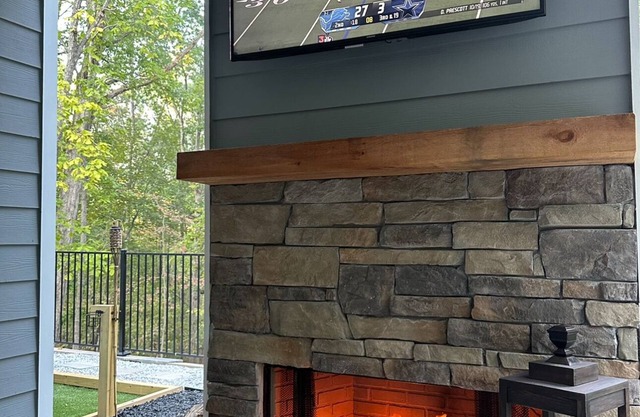 FALL GETAWAY! Our 'Hideaway Home' is a charming 3BR/2BA in Lake Arrowhead, GA.