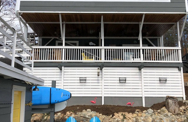 FALL in full color. Hot Tub. Pet friendly.Lakefront home. Views views views!