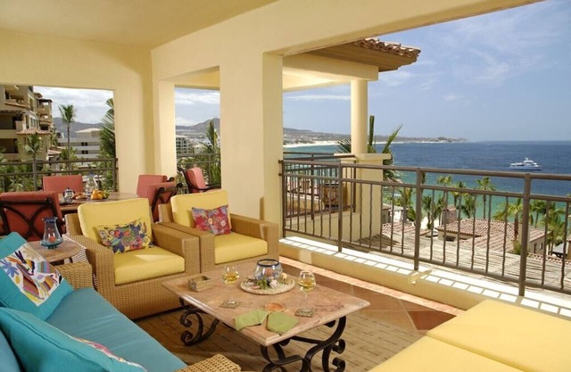 Fall & Winter deals. Corner Unit 2-Bd, Unbelievable Views,Great Old World Decor.