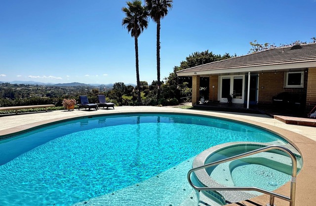 Fallbrook’s guest-pool house : An old Hollywood stars escape