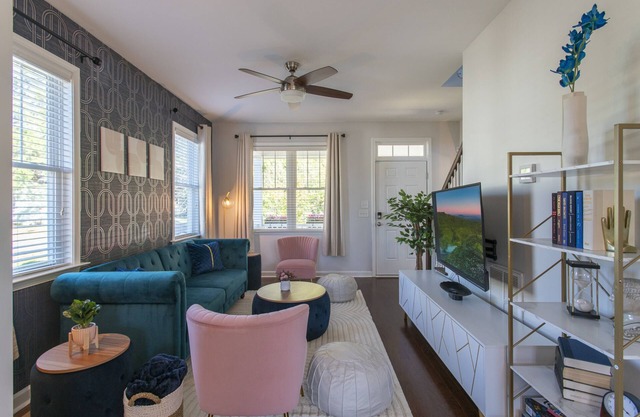 Fam/Biz-Friendly 3BD w/Fire pit & BBQ - Downtown