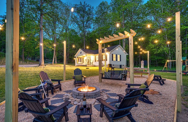 Families Paradise with walkable river access, playground, fire pit, BBQ, dogs OK