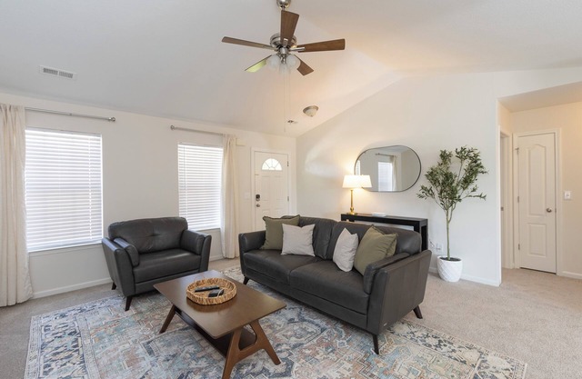 Families + Pets Welcome! Fenced Yard! 30+ day stay