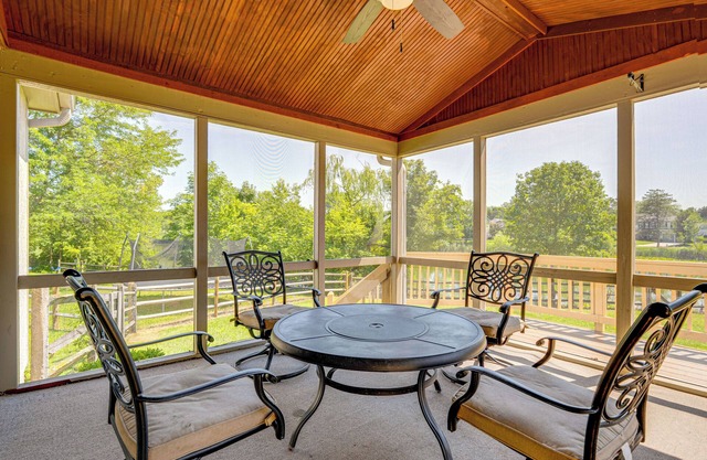 Families Welcome: Lake-View Home, 2 Mi to Gahanna!