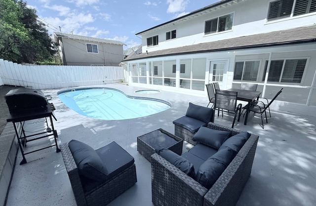 Family 3BDs & 2BA house with a pool and Jacuzzi