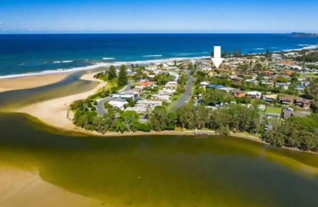 Family and pet friendly home close to beach, lake, shops and town centre.