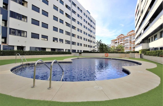 Family apartment with air con, Wifi and pools, Close to beach, restaurants and Estepona port