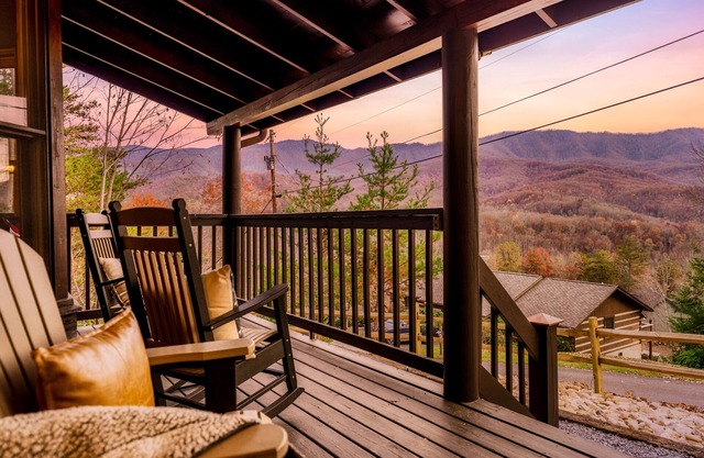 Family Cabin! Gorgeous Views!Private!Hot Tub Arcade, Shuffleboard,Air Hockey,