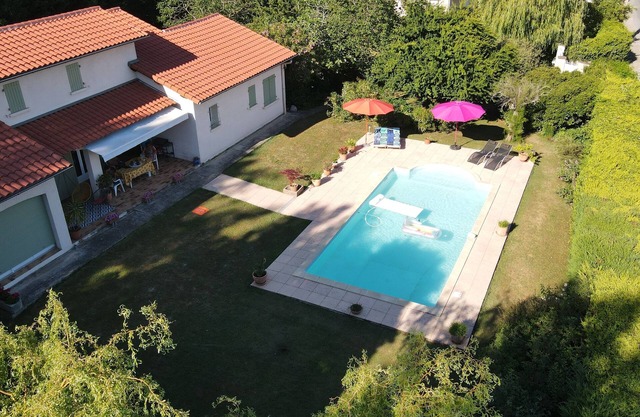 Family house for 8 people, swimming pool & jacuzzi