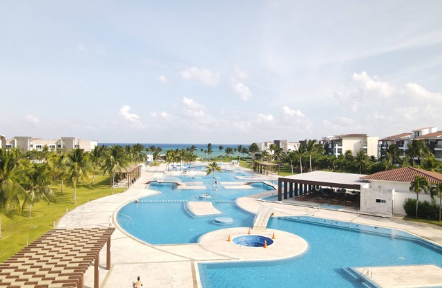Family-Friendly 2BR Condo Beach Access + Pool/Corasol