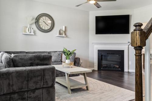 Family-Friendly 4BR Home with BBQ & Free Parking