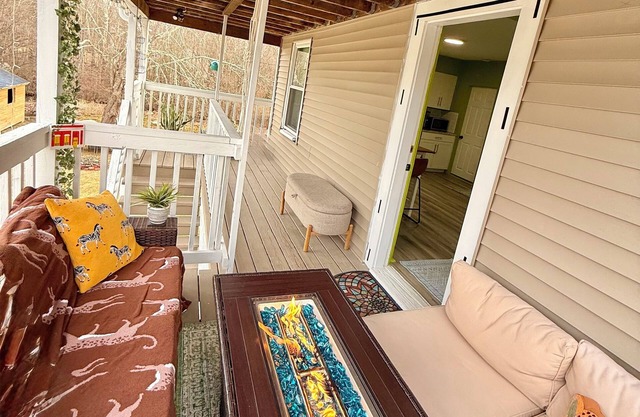Family-friendly 5-Bedroom Webster Home w/Cozy Balcony - Perfect for Families!