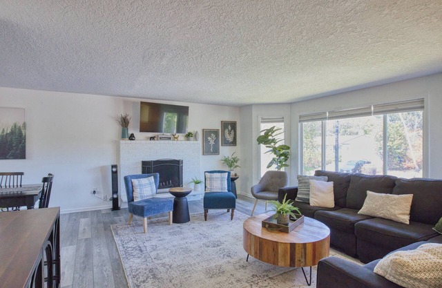 Family-Friendly 5BR Retreat – Hot Tub & Game Room