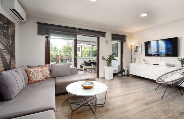 Family-friendly, air-conditioned, quiet location, garden, barbecue, pets welcome.