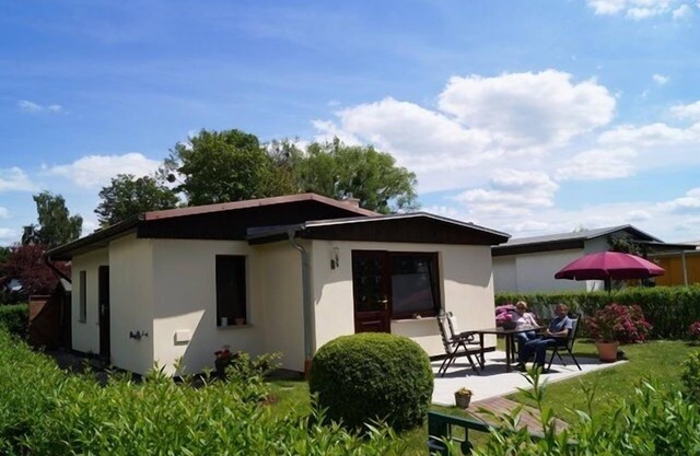 Family-friendly bungalow with fireplace, terrace, barbecue