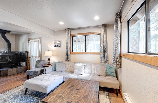 Family friendly Cabin with a Private Hot Tub & Private Grill