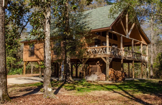 Family friendly cabin with an exclusive view of a waterfall on the Okatoma River